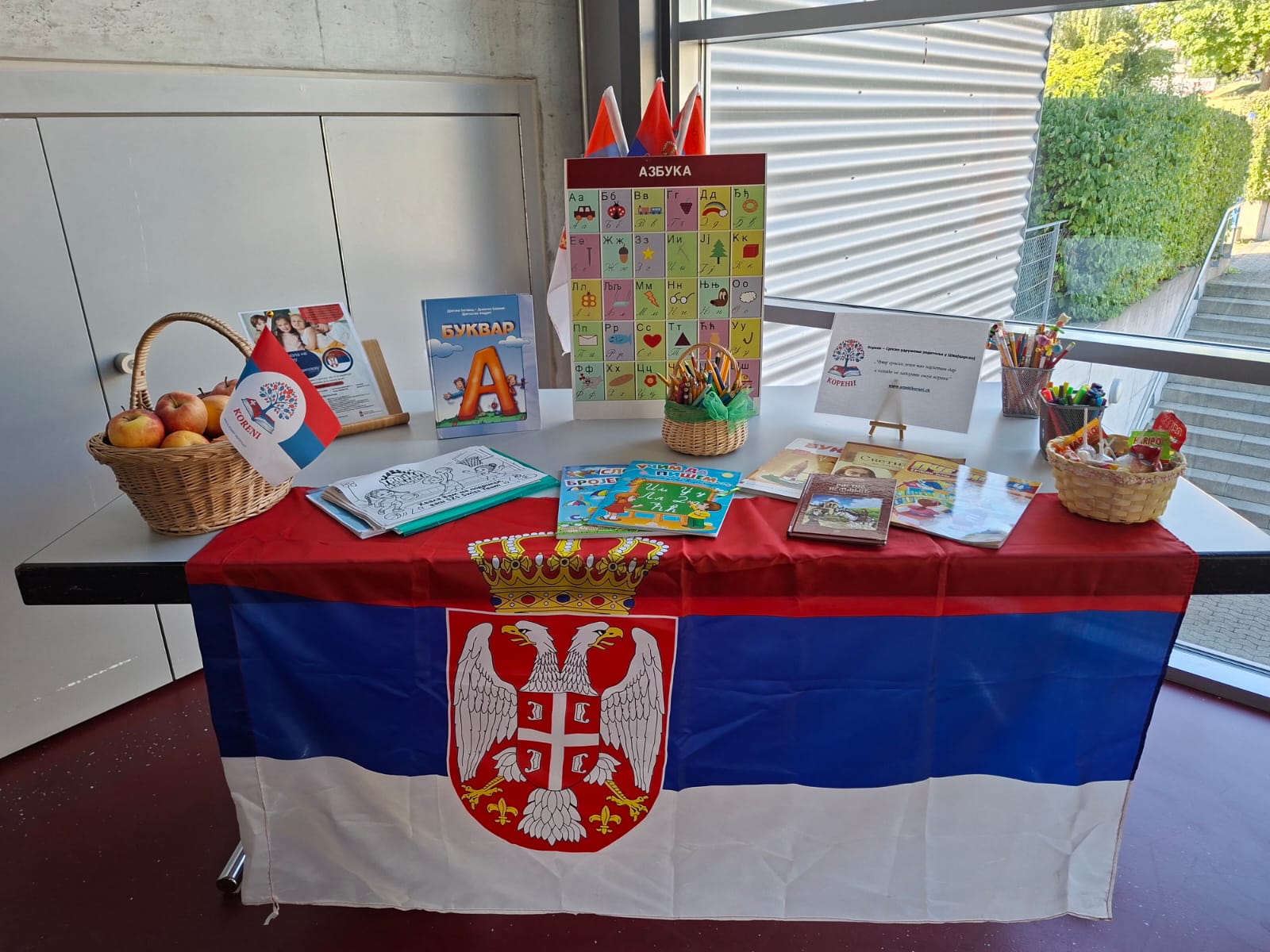 Stand udruženja KORENI sa azbukom, bukvarom i knjigama na turniru u Valiselenu