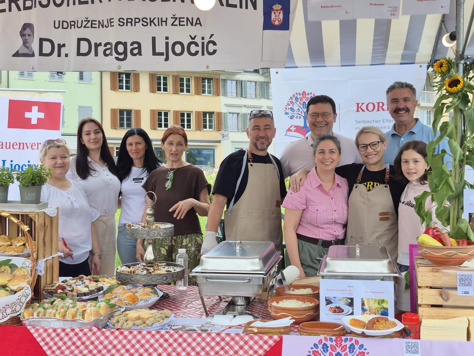 KORENI i Udruženje srpskih žena na manifestaciji u Zugu